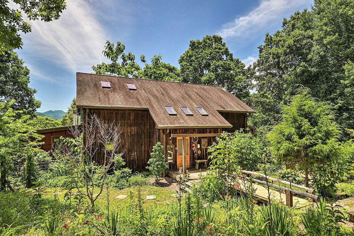 Grounds and landscaping at Hypnowisdom property