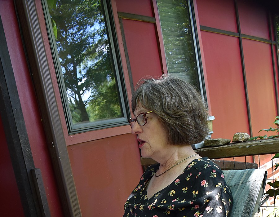 Sarah Gewanter teaching hypnosis - side view on deck